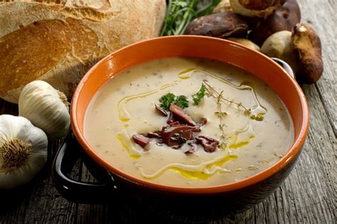  La Zuppa di Mais e Funghi con Germogli: Una Sinfonia Rusticale di Aromi Terrosi e Freschezza Vegetale!