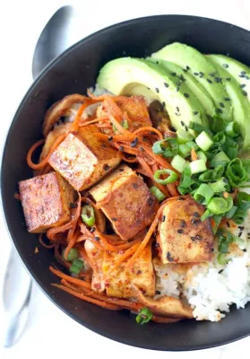  Tofu con Funghi Shiitake: Un connubio saporito di consistenze delicate e sapori umami intensi!