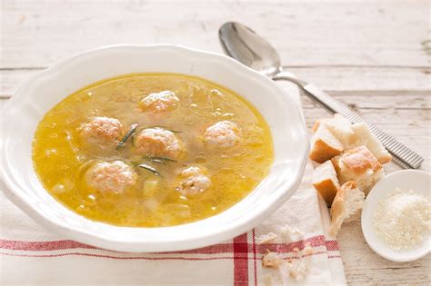   Bakso! Un Delizioso Brodo Ricco e Intenso con Polpette Saporite