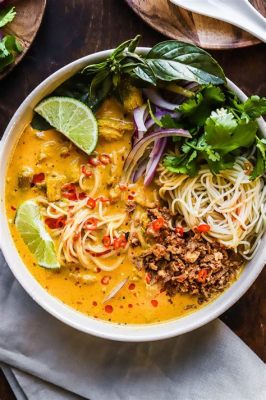  Khao Soi: Un piatto piccante e cremoso che ti trasporterà in un paradiso di sapori thailandesi!