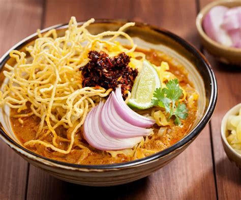  Khao Soi: Un piatto di noodles thailandesi che fonde sapori piccanti e cremosi in un abbraccio aromatico!