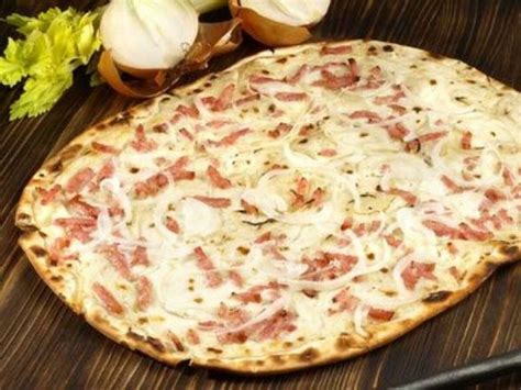  La Tarte Flambée: Una Delizia di Crosta Croccante e Gusto Affumicato!