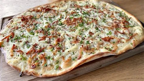  Tarte Flambée: Un'Esplosione di Sapori Francesi con un Tocco Croccante e Delizioso!